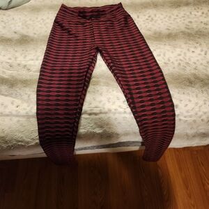 Womans Textured Scrunch Butt Lifting Leggings Size L/XL Red/Black.